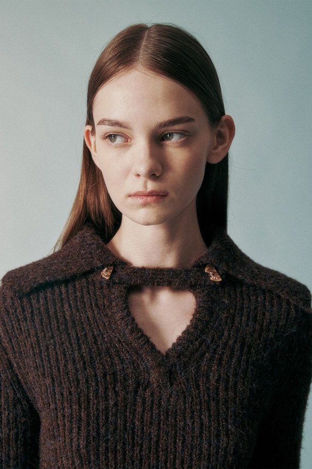 RE RHEE - 스웨터 - NECK DETAIL KNIT TOP CHOCOLATE