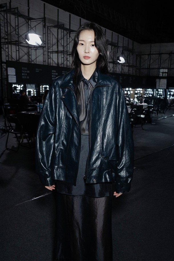 FUNNEL NECK VEGAN LEATHER JACKET MIDNIGHT NAVY (퍼널 넥 비건 레더 재킷 미드나잇 네이비)는 미니멀하고 베이직한 스타일을 추구하는 여성 고객을 위한 아우터입니다. 부드러운 촉감의 비건 가죽 소재와 폴리우레탄, 레이온, 면 혼방으로 제작되어 가을 시즌에 적합합니다. 오버핏 실루엣에 지퍼형 여밈 방식, 긴 소매 기장으로 편안한 착용감을 제공합니다. 은은한 광택감과 뒷목 라벨, 전면 스티치 디테일이 특징이며, 데이트룩, 가을 나들이룩 등 다양한 TPO에 활용 가능합니다. 안감은 폴리에스터로 마감되었습니다.
