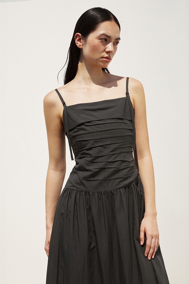 RE RHEE - 민소매 원피스 - PLEATED DETAIL MIDI DRESS ASH GRAY