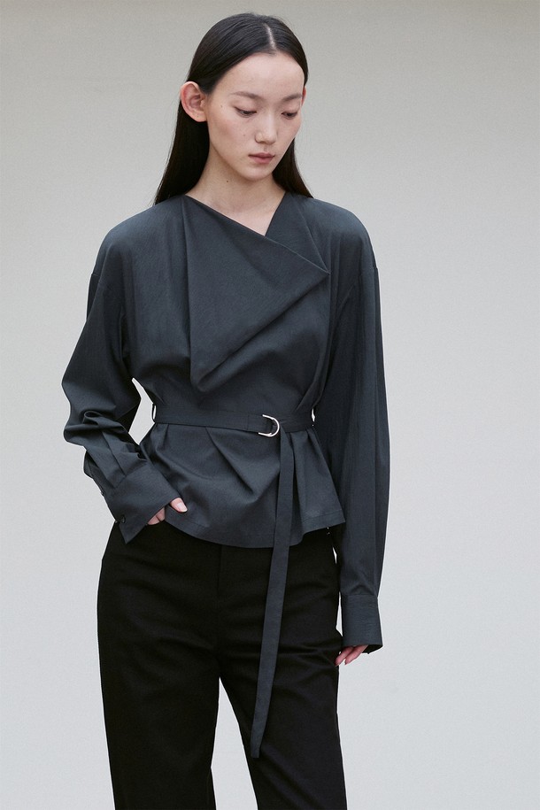 RE RHEE - 블라우스 - DRAPED NECK BELTED BLOUSE