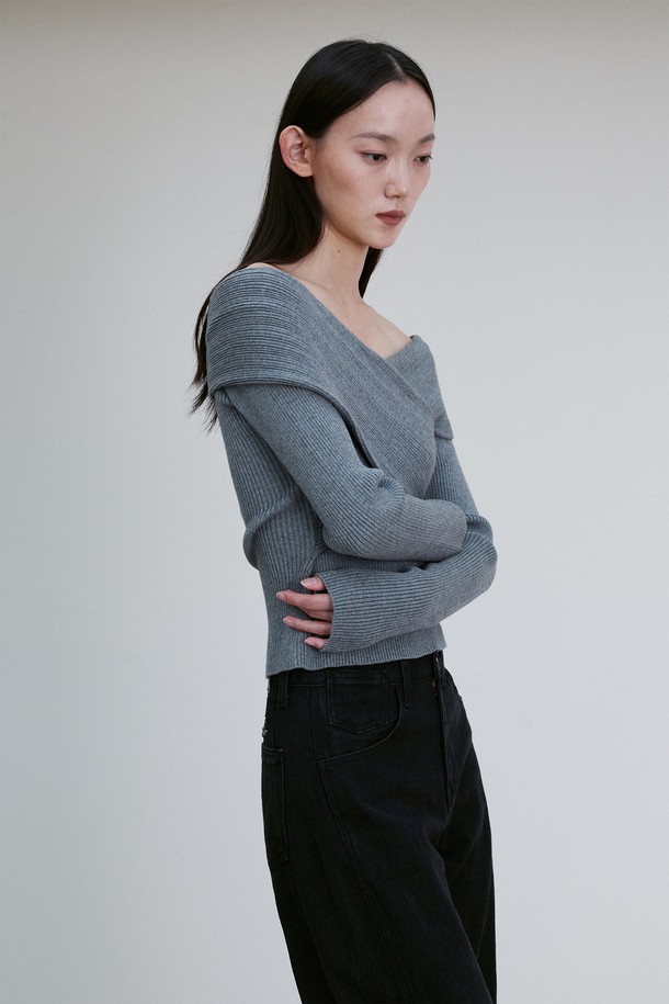 RE RHEE - 스웨터 - OFF-SHOULDER CROSS RIBBED TOP CHARCOAL