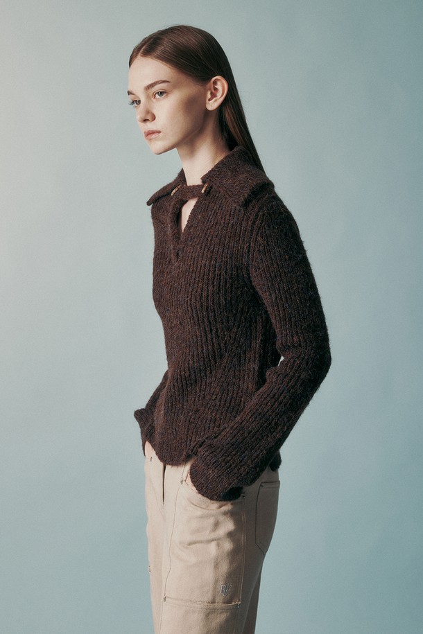 RE RHEE - 스웨터 - NECK DETAIL KNIT TOP CHOCOLATE