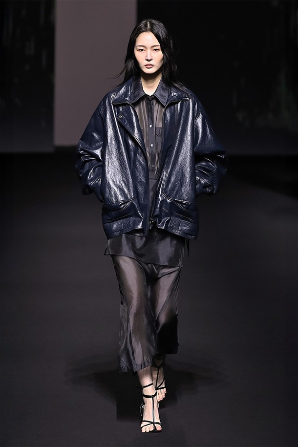 FUNNEL NECK VEGAN LEATHER JACKET MIDNIGHT NAVY (퍼널 넥 비건 레더 재킷 미드나잇 네이비)는 미니멀하고 베이직한 스타일을 추구하는 여성 고객을 위한 아우터입니다. 부드러운 촉감의 비건 가죽 소재와 폴리우레탄, 레이온, 면 혼방으로 제작되어 가을 시즌에 적합합니다. 오버핏 실루엣에 지퍼형 여밈 방식, 긴 소매 기장으로 편안한 착용감을 제공합니다. 은은한 광택감과 뒷목 라벨, 전면 스티치 디테일이 특징이며, 데이트룩, 가을 나들이룩 등 다양한 TPO에 활용 가능합니다. 안감은 폴리에스터로 마감되었습니다.
