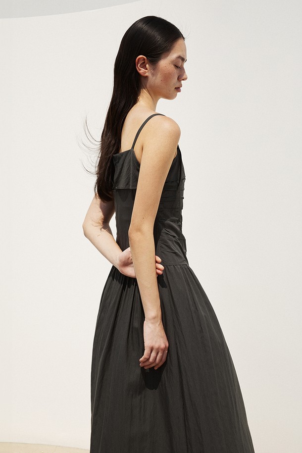 RE RHEE - 민소매 원피스 - PLEATED DETAIL MIDI DRESS ASH GRAY