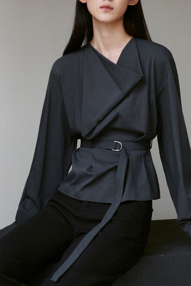 RE RHEE - 블라우스 - DRAPED NECK BELTED BLOUSE