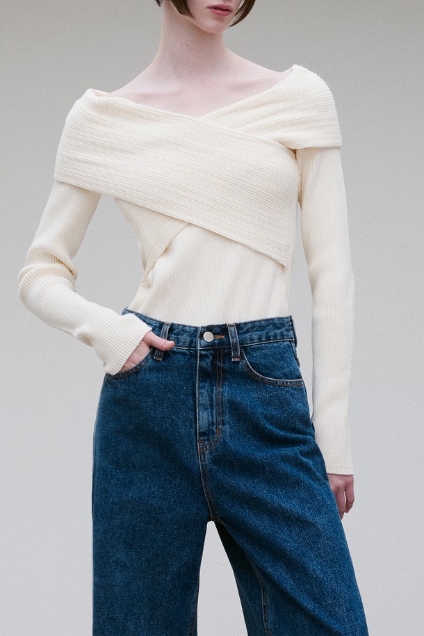 RE RHEE - 스웨터 - OFF-SHOULDER CROSS RIBBED TOP BUTTER