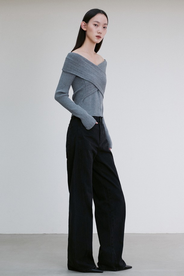 RE RHEE - 스웨터 - OFF-SHOULDER CROSS RIBBED TOP CHARCOAL