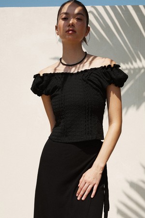 OFF SHOULDER SMOKED BLOUSE BLACK