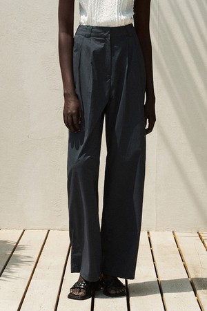 WIDE LEG PINTUCKED TROUSER