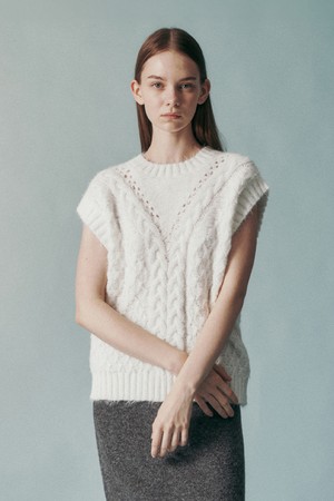 CABLE-KNIT VEST WHITE