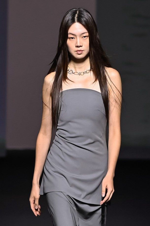 반두 롱 라인 탑은 여성 의류로, 미니멀하고 모던한 스타일을 연출합니다. 부드러운 촉감의 울 소재와 폴리우레탄 혼방으로 제작되어 봄, 여름에 시원하게 착용 가능합니다. 슬림핏 롱 기장, 오프숄더 디자인으로 세련된 분위기를 더하며, 안감이 있어 비침 걱정 없이 편안하게 입을 수 있습니다. 데이트룩, 카페룩, 모임룩 등 다양한 TPO에 활용하기 좋으며, 무지 디자인으로 클래식하고 시크한 매력을 줍니다. 그레이 컬러의 민소매 디자인은 어떤 스타일에도 잘 어울립니다.
