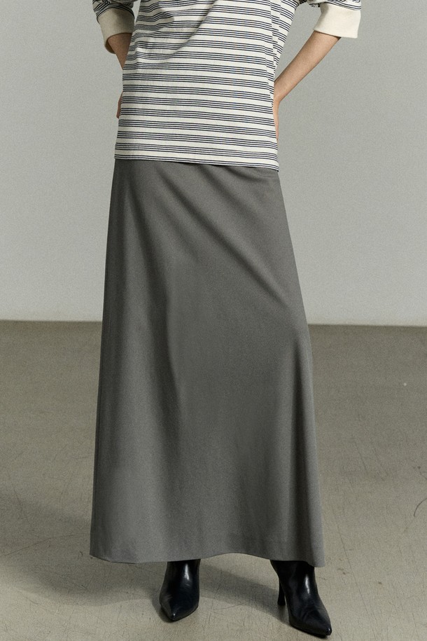 차콜 컬러의 맥시 펜슬 스커트입니다. 울과 폴리우레탄 혼방 소재로 제작되어 부드러운 촉감과 고급스러운 텍스처를 자랑하며, 가을과 겨울에 착용하기 좋습니다. A라인 핏으로 자연스러운 실루엣을 연출하며, 데일리 및 포멀 룩 모두에 활용 가능합니다. 사이드 콘솔 지퍼 디테일로 편안하게 착용할 수 있으며, 미니멀하고 우아한 스타일을 완성합니다. 오피스룩, 겨울 데일리룩, 모임룩 등 다양한 TPO에 클래식, 미니멀, 시크한 무드로 연출해보세요.
