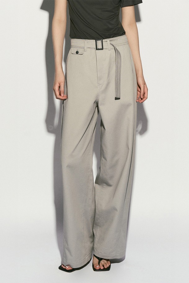 BELTED STRAIGHT LEG TROUSER ASH GRAY (벨티드 스트레이트 레그 트라우저 애쉬 그레이)는 여성 의류 바지입니다. 봄, 여름 시즌에 어울리는 애쉬 그레이 컬러의 면 소재 긴 바지로, 허리 벨트 디테일과 커브드 라인 옆선 절개가 특징입니다. 모던하고 트렌디한 스타일을 연출하며, 와이드핏과 스트레이트 핏이 혼합된 디자인입니다. 출근룩, 오피스룩, 데이트룩 등 다양한 TPO에 활용 가능하며, 미니멀, 클래식, 시크 스타일을 선호하는 분들께 적합합니다. 허리 서브 포켓 디테일과 Tone on Tone 버튼, 고밀도 면 치노 원단을 사용하여 고급스러움을 더했습니다.
