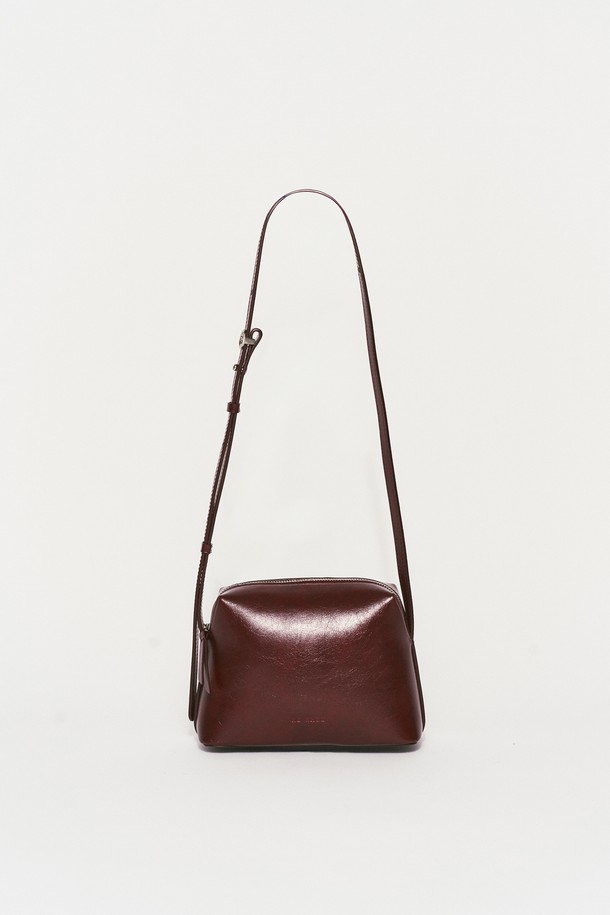 스퀘어 크로스백 버건디는 부드러운 소가죽 소재의 여성 크로스백입니다. 클래식하고 모던한 스타일로, 데이트룩이나 모임룩에 잘 어울립니다. 가방은 스몰 사이즈이며, 무지 패턴에 사각 모양으로 디자인되었습니다. 내부에는 오픈 포켓이 있어 수납이 용이하며, 지퍼형 잠금 방식으로 내용물을 안전하게 보호합니다. 빈티지한 가죽 질감과 로고 지퍼풀러, 내부 로고 가죽 바인딩으로 고급스러움을 더했습니다.
