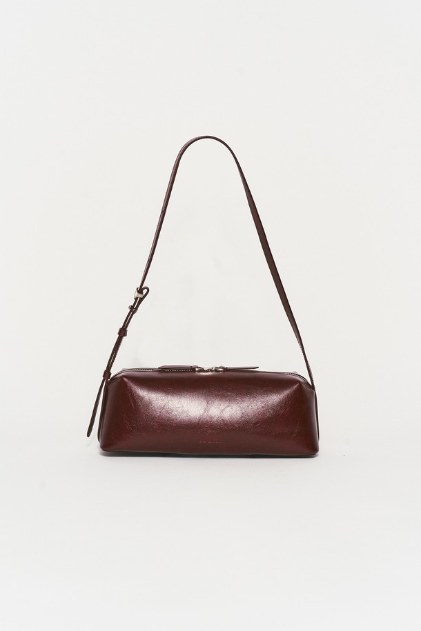 바게트 카우하이드 숄더백 버건디는 여성스러운 스타일을 완성하는 미디엄 사이즈의 가방입니다. 소가죽과 코튼 소재로 제작되었으며, 클래식, 빈티지, 모던 스타일을 모두 아우르는 디자인이 특징입니다. 숄더백 또는 크로스백으로 활용 가능하며, 투웨이 지퍼, 로고 지퍼풀러, 시그니처 로고 인쇄 등의 디테일로 고급스러움을 더했습니다. 내부 오픈 포켓과 길이 조절 스트랩으로 실용성을 높였으며, 데이트룩, 모임룩, 오피스룩 등 다양한 TPO에 잘 어울립니다. 미니멀하고 시크한 스타일을 선호하는 분들께 추천합니다.
