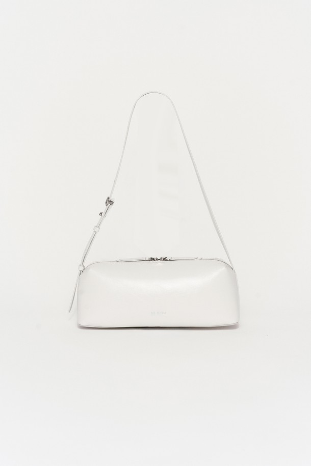 미스트 컬러의 바게트 쉐입 가죽 숄더백입니다. 부드러운 소가죽 소재로 제작되었으며, 미디엄 사이즈에 무지 디자인으로 클래식하고 모던한 스타일을 연출합니다. 숄더백과 크로스백 두 가지 방식으로 활용 가능하며, 내부 포켓이 있어 실용적입니다. 투웨이 지퍼와 길이 조절 가능한 스트랩, 시그니처 로고 디테일이 특징이며, 일상에서 편안하게 사용할 수 있습니다. 
