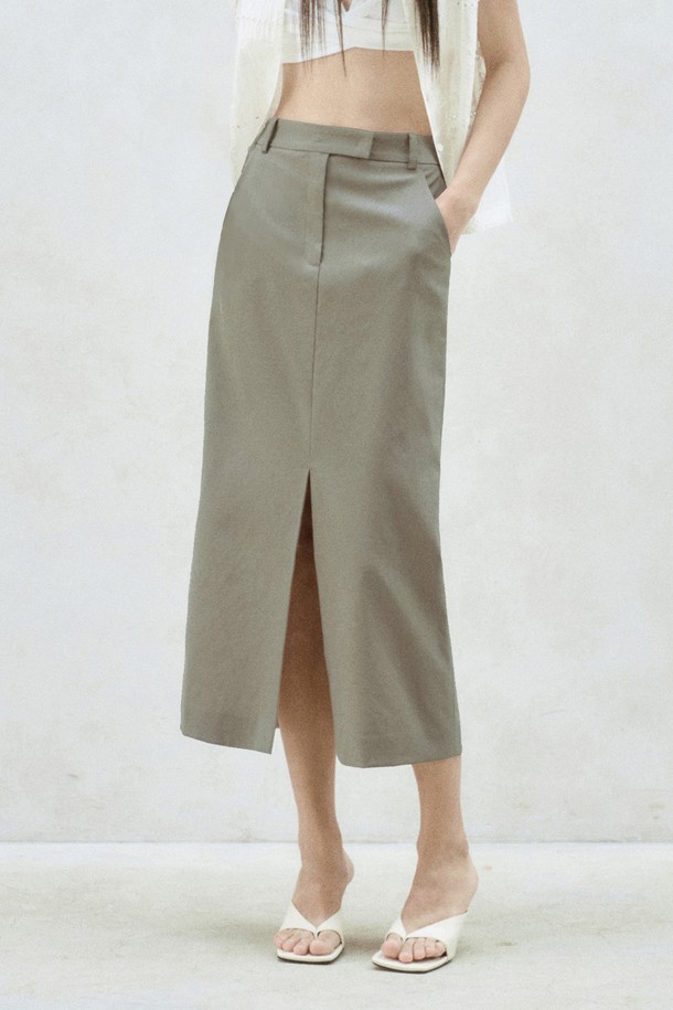 프론트 슬릿 미디 스커트는 여름 시즌, 여성 고객을 위해 디자인된 H라인 미디스커트입니다. 클래식과 캐주얼 무드를 동시에 연출할 수 있으며, 데일리룩과 오피스룩에 모두 활용 가능합니다. 얇고 부드러운 린넨, 폴리에스터, 폴리우레탄 혼방 소재로 제작되어 편안한 착용감을 선사합니다. 카키 컬러의 무지 디자인에 앞 중심 트임과 뒷면 입술 포켓, 벨트 고리 디테일이 더해져 세련된 스타일을 완성합니다. 레귤러 핏으로, 어떤 상의와도 잘 어울려 다양한 스타일을 연출할 수 있습니다.
