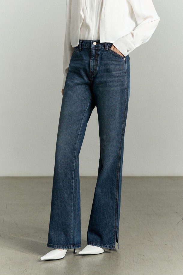 워시드 블루 컬러의 SLIT-HEM 부츠컷 데님 청바지입니다. 부드러운 촉감의 데님과 코튼 혼방 소재로 제작되어 편안한 착용감을 선사합니다. 밑단 트임 디테일이 돋보이며, RE RHEE 로고 자수와 리이(RE RHEE) 로고 각인 캔톤으로 포인트를 더했습니다. 간결한 포켓 디자인과 레귤러 핏으로 캐주얼하면서도 세련된 스타일을 연출할 수 있으며 봄, 여름, 가을 데일리룩과 쇼핑, 카페룩에 활용하기 좋습니다. 미니멀하고 클래식한 무드를 즐겨보세요.
