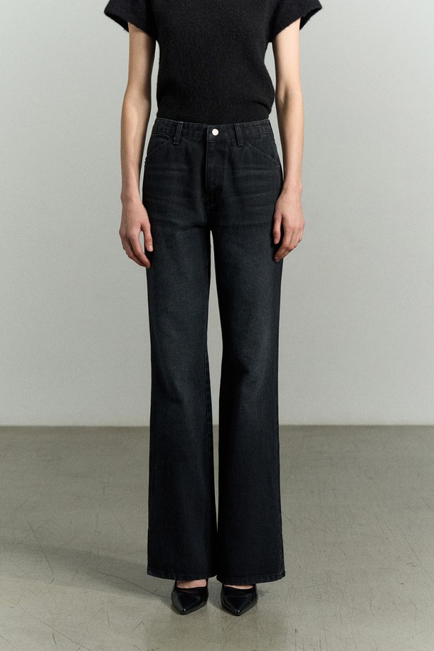 워시드 블랙 컬러의 SLIT-HEM 부츠컷 데님 청바지입니다. 부드러운 코튼 소재로 제작되어 편안한 착용감을 선사하며, 사계절 내내 활용 가능합니다. 밑단 슬릿 디테일이 돋보이며, 뒷 허리 로고 자수와 간결한 앞 포켓 디자인으로 포인트를 더했습니다. 레귤러핏으로 캐주얼, 미니멀, 클래식 스타일을 연출하기 좋으며, 리이 로고 각인 캔톤 마감으로 고급스러움을 더했습니다. 쇼핑룩이나 카페룩 등 다양한 TPO에 매치하여 세련된 스타일을 완성해보세요.
