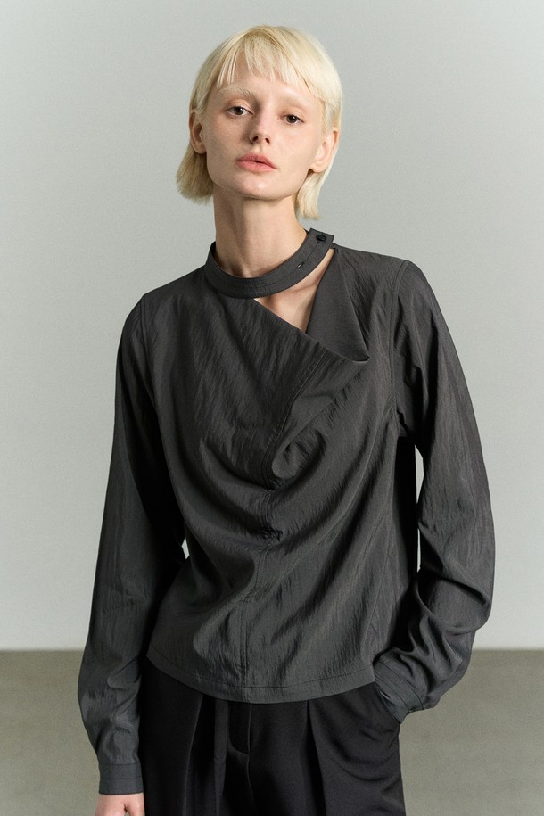 "넥 디테일 드레이핑 블라우스"는 우아함과 모던함을 동시에 표현하는 여성 블라우스입니다. 부드러운 레이온과 나일론 혼방 소재로 제작되어, 은은한 광택감과 부드러운 촉감을 선사합니다. 얇은 두께감으로 사계절 내내 활용 가능하며, 카울넥 디자인과 타이 디테일이 특징입니다. 구김이 적어 관리가 용이하며, 2버튼으로 사이즈 조절이 가능하고, 커프스 단추 디테일로 고급스러움을 더했습니다. 오피스룩, 모임룩, 소개팅룩 등 다양한 TPO에 맞춰 클래식, 미니멀, 시크한 스타일을 연출해보세요.
