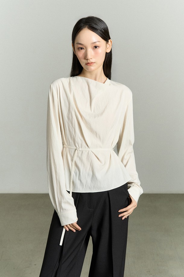 우아하고 세련된 무드의 "드레이프 넥 벨티드 블라우스"입니다. 은은하게 드레이핑된 카울넥 디자인이 여성스러운 실루엣을 연출하며, 허리 스트랩 벨트로 허리 라인을 강조하여 더욱 슬림해 보이는 효과를 줍니다. 부드러운 레이온과 나일론 혼방 소재로 제작되어, 얇지만 고급스러운 촉감을 선사하며 편안하게 착용할 수 있습니다. 깔끔한 화이트 컬러에 무지 디자인으로 어떤 하의와도 잘 어울리며, 데일리룩, 포멀룩, 캐주얼룩 등 다양한 스타일을 소화할 수 있습니다. 구김이 적고 관리가 용이하여 실용적이며, 오피스룩, 모임룩, 소개팅룩 등 TPO에 맞춰 폭넓게 활용할 수 있습니다.
