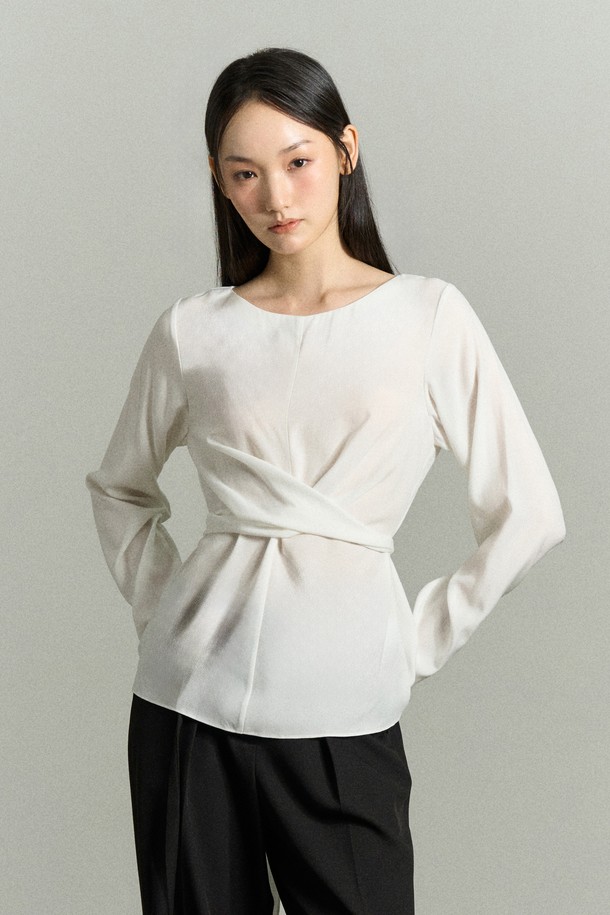 우아하고 페미닌한 무드의 FRONT WRAP BLOUSE (프론트 랩 블라우스)입니다. 봄, 여름 시즌에 어울리는 슬림핏 블라우스로, 부드러운 레이온과 폴리에스터 혼방 소재로 제작되어 은은한 광택과 시원한 착용감을 선사합니다. 라운드 넥에 긴 소매 기장이며, 앞면 꼬임 디테일과 뒷면 타이, 소매 단추 디테일이 여성스러운 포인트를 더합니다. 데이트룩, 카페룩, 모임룩 등 다양한 TPO에 클래식, 미니멀, 로맨틱 스타일로 연출해보세요. 뒷목 단추 여밈으로 깔끔하게 마무리됩니다.
