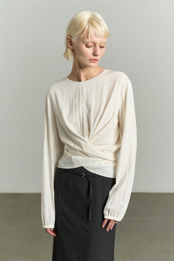 "WAIST WRAP 블라우스 펄"은 여성스러운 분위기를 연출하는 블라우스입니다. 부드러운 레이온과 나일론 혼방 소재로 제작되어 은은한 광택감과 편안한 착용감을 선사합니다. 슬림핏 디자인에 허리 라인을 강조하는 크로스 랩 스타일과 뒷면 매듭 디테일이 특징이며, 셔링 소매로 로맨틱한 무드를 더했습니다. 라운드넥과 긴 소매, 얇은 두께감으로 봄, 여름 데일리룩과 일상룩에 적합하며, 데이트룩, 카페룩, 모임룩 등 다양한 TPO에 활용할 수 있습니다.
