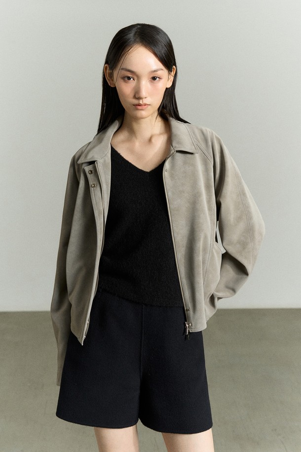애쉬 그레이 컬러의 스냅 버튼 페이크 레더 재킷입니다. 부드러운 촉감의 폴리우레탄과 페이크 스웨이드 소재로 제작되었으며, 미니멀하고 캐주얼한 스타일을 연출합니다. 셔츠형 카라와 래글런 소매 디자인, 이중 여밈과 빈딩 밑단, 로고 패치 디테일이 특징입니다. 봄, 가을 시즌 데일리룩, 쇼핑룩, 카페룩에 활용하기 좋으며, 레귤러 핏과 크롭 기장으로 시크한 분위기를 더합니다. 안감은 폴리에스터 소재로 마감되었습니다.
