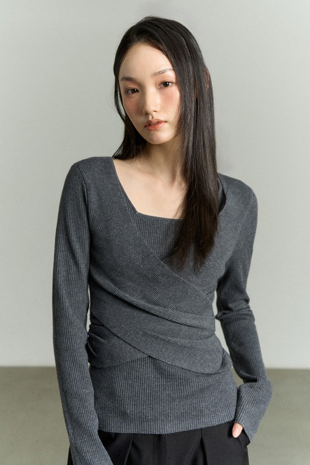 세련된 무드의 FRONT WRAP KNIT TOP (프론트 랩 니트 탑) 차콜입니다. 부드러운 촉감의 아크릴, 나일론, 폴리부틸렌 테레프탈레이트, 폴리에스터 혼방 소재로 제작되어 편안한 착용감을 선사합니다. 여리여리한 분위기를 연출하는 슬림핏 디자인으로, 크로스 랩 디테일과 이너 레이어드 연출이 가능합니다. 랩 디자인과 골지 패턴, 긴 소매 기장이 만나 미니멀하면서도 세련된 무드를 더합니다. 데이트룩, 카페룩, 모임룩 등 다양한 TPO에 미니멀, 클래식, 걸리시 스타일로 연출하기 좋습니다.
