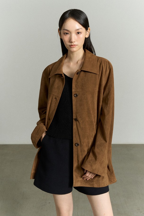 부드러운 스웨이드 소재가 돋보이는 SUEDE SHIRT JACKET(스웨이드 셔츠 재킷)입니다. 카멜 브라운 컬러의 하프 기장 셔츠 자켓으로, 루즈핏으로 제작되어 편안한 착용감을 선사합니다. 넓은 카라 디자인과 절개선, 스티치 디테일이 돋보이며, 로고 패치와 안감으로 고급스러움을 더했습니다. 봄, 가을에 데이트룩, 카페룩, 모임룩 등 다양한 TPO에 클래식, 미니멀, 시크한 스타일로 연출하기 좋습니다. 긴 소매와 버튼 여밈 방식으로, 우아하고 미니멀한 무드를 연출해 보세요.
