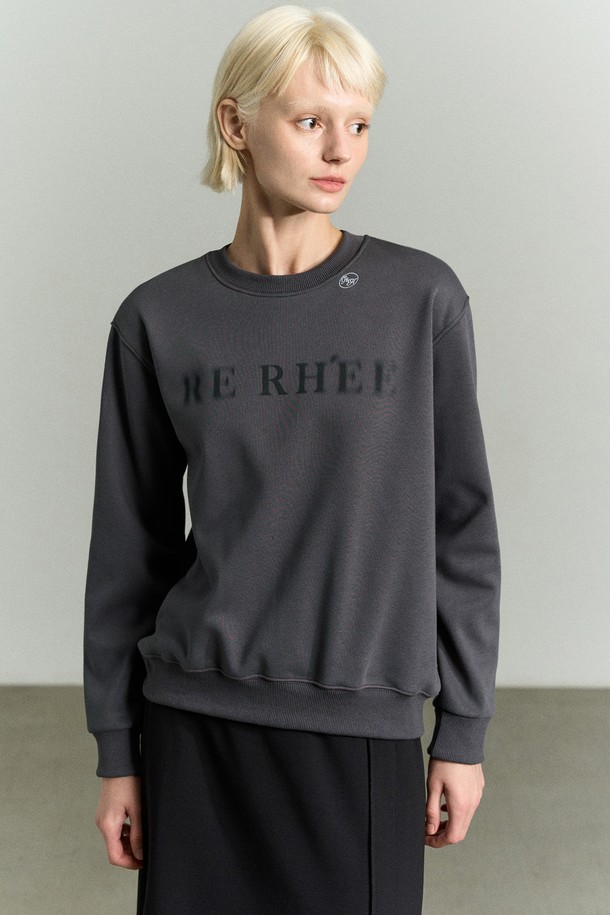 블러 로고 스웨트셔츠는 차콜 컬러의 남녀 공용 스탠다드핏 스웨트셔츠입니다. 면, 폴리에스터, 밍크 소재로 제작되었으며, 두꺼운 두께감과 부드러운 촉감, 기모 안감으로 보온성을 높였습니다. 긴 소매와 라운드넥 디자인으로, 겨울철 데일리룩, 집콕룩, 산책룩 등 다양한 TPO에 활용하기 좋습니다. 미니멀하고 베이직한 스타일을 추구하며, 전면에 RE RHEE 블렌딩 로고 그래픽과 네크라인 배색 심볼 자수가 포인트로 더해졌습니다.
