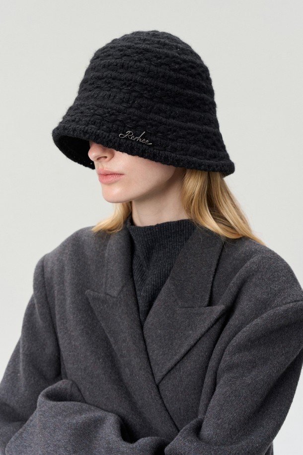 울 니트 버킷햇 블랙은 가을, 겨울철 따뜻함과 스타일을 동시에 잡을 수 있는 모자입니다. 부드러운 촉감의 울 80%, 나일론 20% 혼방 소재로 제작되어 보온성이 뛰어나며, 깊은 모자 깊이와 중간 챙 넓이로 안정적인 착용감을 제공합니다. 케이블 니트 패턴과 니트 디자인으로 클래식, 미니멀, 캐주얼 스타일 모두 소화 가능하며, 출근룩이나 모임룩에 포인트를 더할 수 있습니다.
