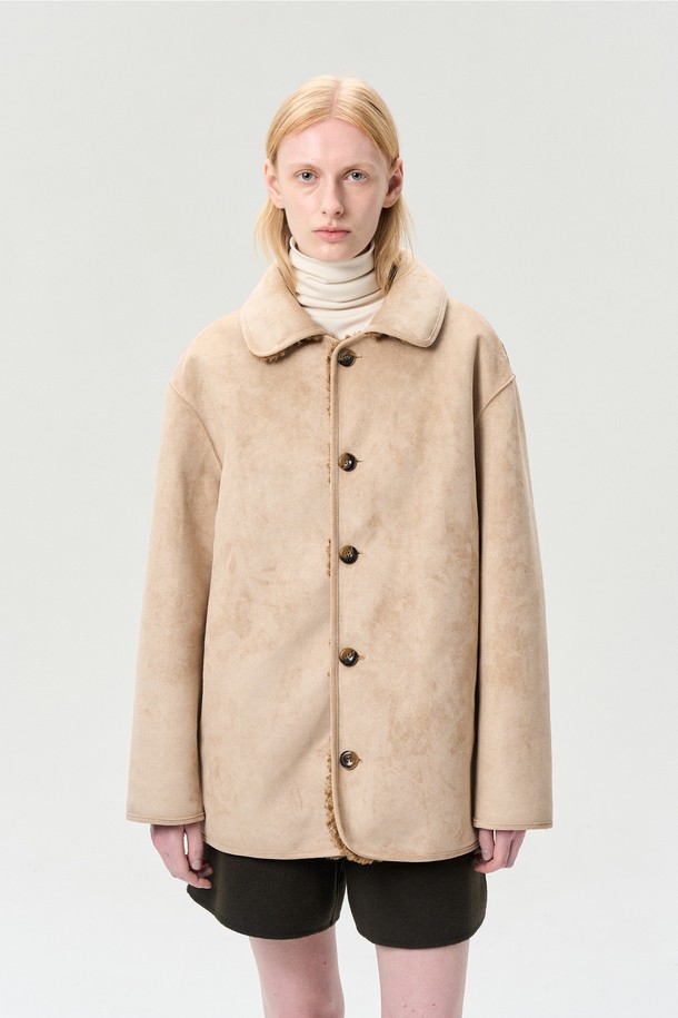 캐멀 컬러의 리버서블 퍼 재킷입니다. 여성 의류로, 겨울철 데일리 및 일상 착용에 적합합니다. 안감은 부드러운 퍼 소재로 제작되었으며, 두꺼운 두께감으로 따뜻함을 선사합니다. 무지 디자인에 레귤러핏으로, 캐주얼과 포멀 스타일 모두 연출 가능합니다. 양면 착용이 가능하며, 로고 버튼 디테일과 경량 설계로 실용성을 더했습니다.
