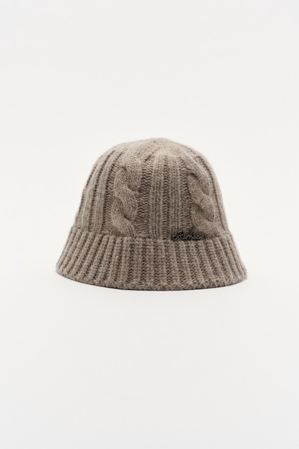 울 케이블 니트 비니는 가을, 겨울 시즌에 어울리는 포근한 모자입니다. 베이지와 브라운 두 가지 색상으로 출시되어 출근룩, 데이트룩 등 다양한 TPO에 활용 가능합니다. 울 80%, 나일론 20% 혼방 소재로 제작되어 부드러운 촉감을 자랑하며 깊은 모자 깊이로 안정감 있는 착용감을 선사합니다. 케이블 니트 패턴과 미니멀, 클래식, 캐주얼 스타일을 모두 아우르는 디자인으로 폭넓은 스타일 연출이 가능합니다. 두꺼운 두께감으로 보온성을 높였으며 니트 패턴이 돋보이는 디자인 장식이 특징입니다.
