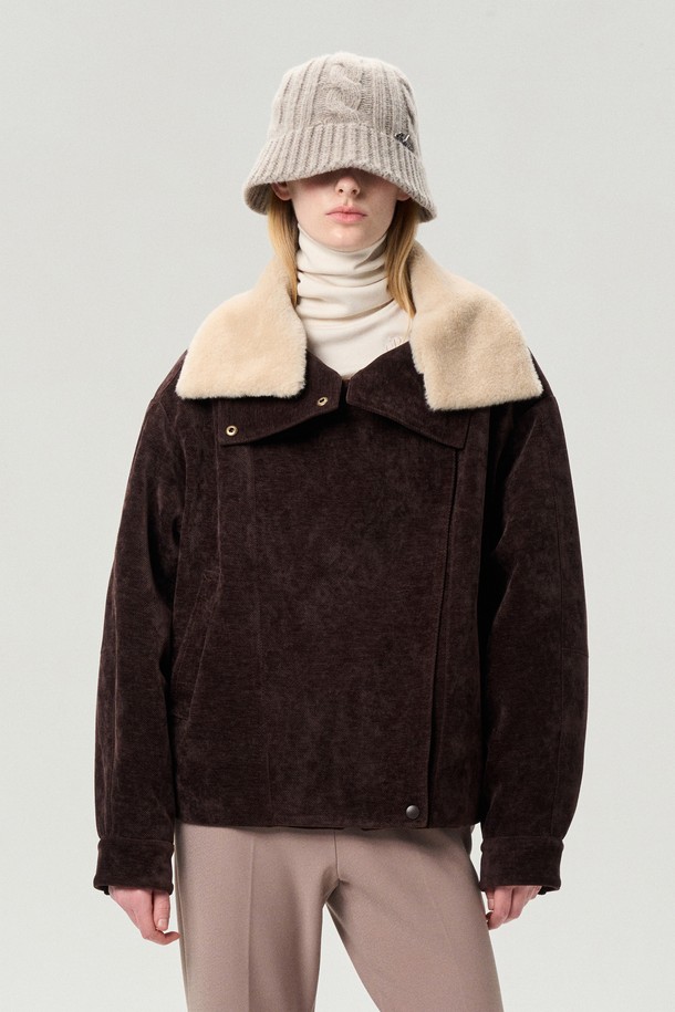 **하이넥 코듀로이 점퍼 코코아 브라운**은 겨울철 따뜻함과 스타일을 책임지는 여성 무스탕입니다. 부드러운 코듀로이 소재와 두꺼운 두께감, 퍼 안감으로 뛰어난 보온성을 제공하며 방풍 기능으로 추운 날씨에도 끄떡없습니다. 탈착 가능한 퍼 카라와 밑단 밴딩 디테일이 캐주얼하면서도 베이직한 디자인을 완성합니다. 지퍼와 스냅 여밈으로 간편하게 착용 가능하며, 레귤러핏 크롭 기장으로 다양한 스타일 연출에 활용할 수 있습니다. 출근룩과 데이트룩에 모두 잘 어울리는 코코아 브라운 컬러의 하이넥 코듀로이 점퍼로 따뜻하고 세련된 겨울을 보내세요.
