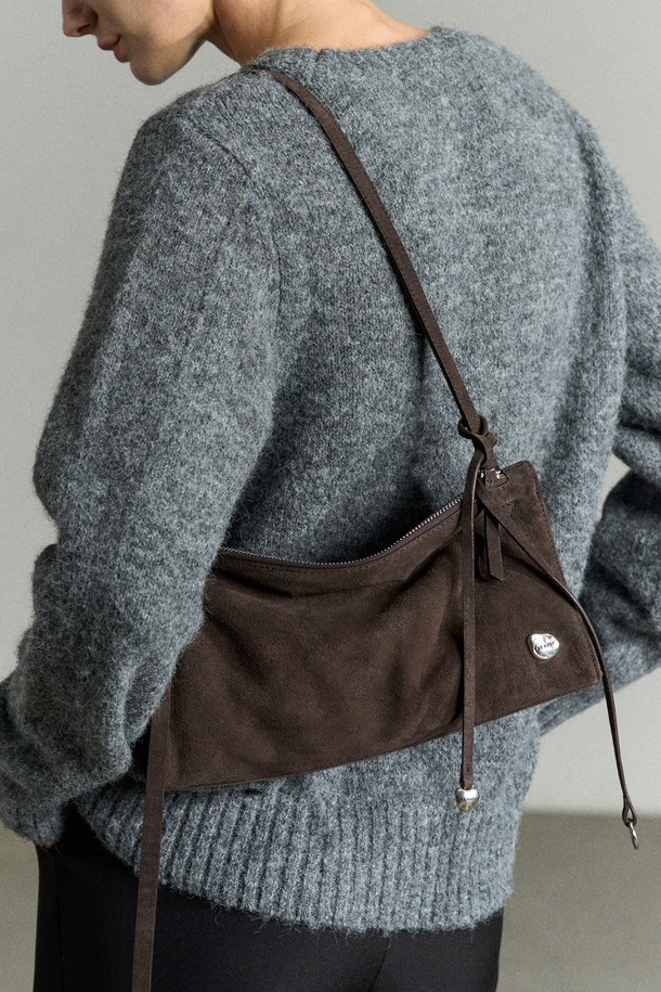 세련된 무드를 연출하는 'ASYMMETRIC COWHIDE SHOULDER BAG'입니다. 부드러운 소가죽 소재의 미디엄 사이즈 숄더백으로, 아치형 디자인과 언발란스 스트랩이 특징입니다. 슬림한 바디에 탑 지퍼와 코튼 안감을 더해 실용성을 높였으며, 시그니처 스톤 장식과 매듭 디테일로 포인트를 주었습니다. 클래식, 미니멀, 시크 스타일을 즐기는 여성분들께 오피스룩, 모임룩, 소개팅룩 등 다양한 TPO에 맞춰 활용하기 좋은 아이템입니다. 지퍼형 잠금 방식으로 소지품을 안전하게 보관할 수 있습니다.

