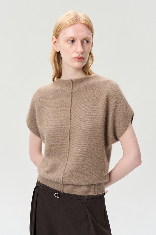 라쿤 울 하프 슬리브 탑 모카는 부드러운 촉감과 세련된 스타일을 자랑하는 여성 상의입니다. 봄, 가을 시즌에 적합하며, 미니멀하고 세련된 무드를 연출합니다. 하프넥 디자인에 레귤러핏으로 편안하게 착용 가능하며, 멜란지 텍스처가 은은한 멋을 더합니다. 라쿤, 울, 나일론, 비스코스 혼방 소재로 제작되어 고급스러운 분위기를 선사하며, 앞 중심 절개 라인과 뒷면 금속 장식이 포인트입니다. 모임룩, 클래식 스타일 연출에 적합하며, 립 조직 밑단으로 안정감을 더합니다.
