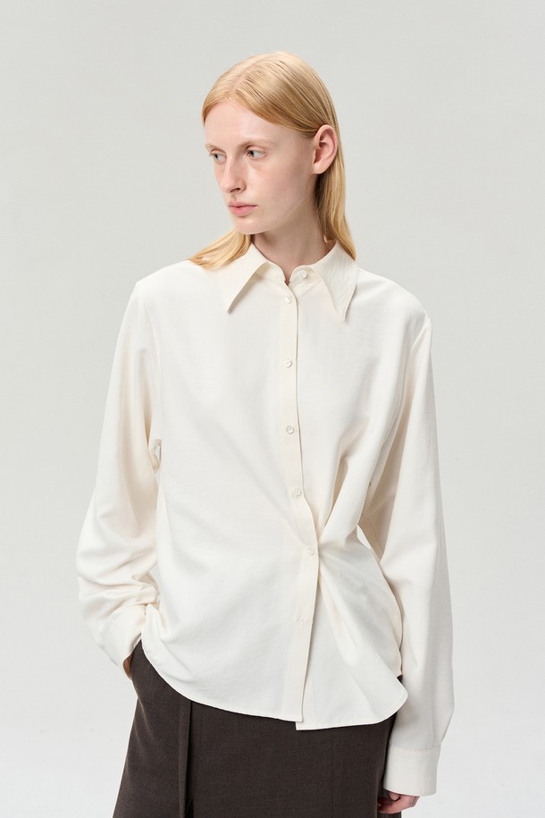 세련된 무드의 여성 셔츠/블라우스, "SIDE BUTTON SUEDE SHIRT" 화이트입니다. 부드러운 스웨이드 터치감과 기모 텍스처가 특징이며, 시크하고 감각적인 스타일을 연출합니다. 데일리룩과 포멀룩 모두 소화 가능한 활용도 높은 아이템으로, 사이드 버튼 디테일과 마블 투톤 버튼이 포인트를 더합니다. 긴소매 디자인과 스탠다드핏으로 편안하게 착용 가능하며, 2-way 착용으로 다양한 스타일을 연출할 수 있습니다. 봄, 가을 시즌에 오피스룩, 출근룩, 모임룩 등 TPO에 맞춰 클래식하고 미니멀한 스타일을 완성해보세요.
