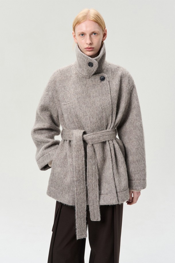 WOOL BLEND FUNNEL NECK HALF COAT는 여성스러운 무드와 캐주얼함을 동시에 연출하는 하프 코트입니다. 부드러운 촉감의 울(Wool)과 폴리에스터 혼방 소재로 제작되어 가을과 겨울에 따뜻하게 착용할 수 있습니다. 하이넥으로 연출 가능한 둥근 카라 디자인과 탈부착 가능한 허리 스트랩으로 다양한 스타일을 연출할 수 있으며, 가슴 포켓과 사이드 포켓으로 실용성을 더했습니다. 루즈핏으로 편안한 착용감을 선사하며, 그레이 컬러와 무지 디자인으로 출근룩, 모임룩, 데이트룩 등 다양한 TPO에 활용 가능합니다. 클래식, 미니멀, 캐주얼 스타일을 즐겨 입는 분들께 추천합니다.
