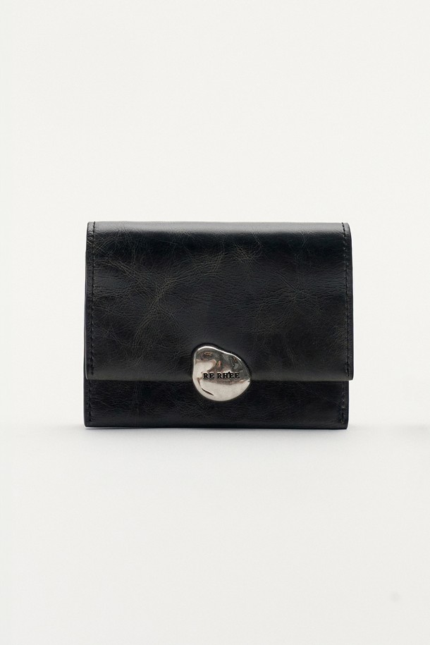 차콜 그레이 색상의 ACCORDION(아코디언) 마이크로 월렛 백은 소가죽 소재로 제작되어 부드러운 질감을 자랑합니다. 미니멀한 사각 디자인에 플랩 잠금 방식으로 시크한 매력을 더하며, 카드지갑, 에어팟 수납이 가능한 실용성을 갖췄습니다. 크로스백과 벨트백으로 변형하여 데이트룩, 모임룩, 소개팅룩 등 다양한 TPO에 활용 가능합니다. 투톤 워싱 가죽과 로고, 스톤 장식으로 포인트를 주어 클래식하면서도 세련된 스타일을 연출합니다.
