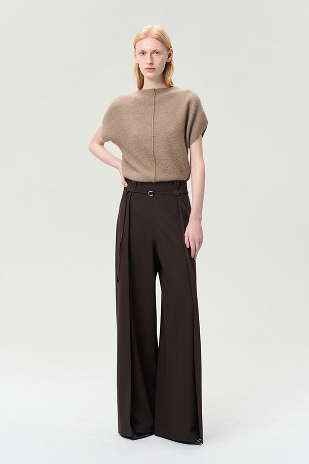 플리츠 벨티드 트라우저 트러플은 겨울 시즌, 오피스룩, 출근룩, 모임룩에 적합한 여성용 슬랙스입니다. 와이드핏에 두꺼운 두께감으로 따뜻하고 세련된 스타일을 연출하며, 클래식, 미니멀, 시크한 무드를 더합니다. 트러플과 블랙 두 가지 색상으로 만나볼 수 있으며, 폴리에스터, 레이온, 스판 혼방 소재로 제작되었습니다. 원턱 디테일, 벨트 고리, 탈착 가능한 스트랩, 옆선 사선 포켓, 힙 포켓, 넓은 허리선 디테일이 특징입니다.
