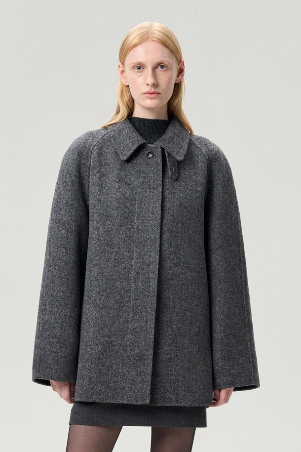 WOOL 퍼널넥 하프 코트는 부드러운 울 소재의 헤링본 패턴으로, 가을과 겨울에 따뜻함과 스타일을 모두 갖춘 여성용 코트입니다. 루즈핏으로 편안한 착용감을 선사하며, 하이넥 연출이 가능한 퍼널넥 디자인과 히든 버튼, 원버튼 여밈으로 미니멀하고 클래식한 분위기를 연출합니다. 래글런 소매와 카라 비죠 디테일, 탈착 가능한 뒷 허리 비죠, 옆선 히든 포켓 등의 섬세한 디테일이 돋보입니다. 오피스룩, 출근룩, 모임룩 등 다양한 TPO에 시크하게 매치하여 세련된 스타일을 완성해 보세요. 안감은 폴리에스터로 마감되어 부드러운 촉감을 제공합니다.
