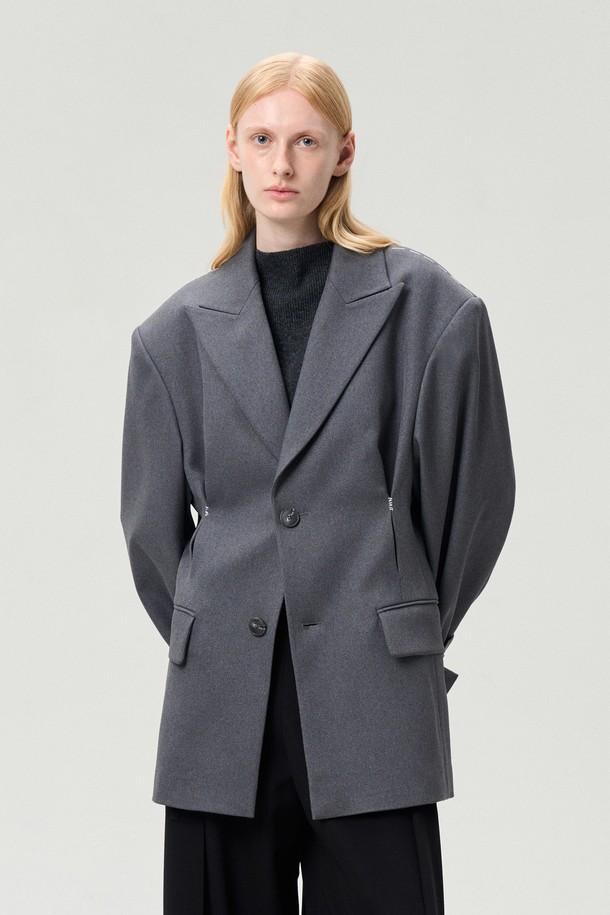 그레이 컬러의 STITCH DETAIL OVERSIZED 재킷은 여성 고객을 위한 아우터입니다. 모던하고 시크한 스타일로, 봄, 가을에 오피스룩, 출근룩, 모임룩 등 다양한 TPO에 활용하기 좋습니다. 테일러드 코트 타입의 오버핏 재킷으로, 폴리에스터와 스판덱스 혼방 소재로 제작되어 편안한 착용감을 선사합니다. 크롭 기장에 배색 스티치 디테일, 피크드 라펠, 어깨 패드, 롤업 버튼이 더해져 클래식하면서도 세련된 분위기를 연출합니다. 긴 소매 기장의 무지 자켓으로, 미니멀한 스타일을 선호하는 고객에게 적합합니다.
