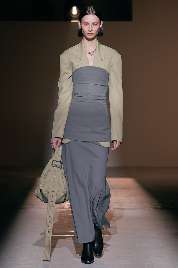 반두 롱 라인 탑은 여성 의류로, 미니멀하고 모던한 스타일을 연출합니다. 부드러운 촉감의 울 소재와 폴리우레탄 혼방으로 제작되어 봄, 여름에 시원하게 착용 가능합니다. 슬림핏 롱 기장, 오프숄더 디자인으로 세련된 분위기를 더하며, 안감이 있어 비침 걱정 없이 편안하게 입을 수 있습니다. 데이트룩, 카페룩, 모임룩 등 다양한 TPO에 활용하기 좋으며, 무지 디자인으로 클래식하고 시크한 매력을 줍니다. 그레이 컬러의 민소매 디자인은 어떤 스타일에도 잘 어울립니다.
