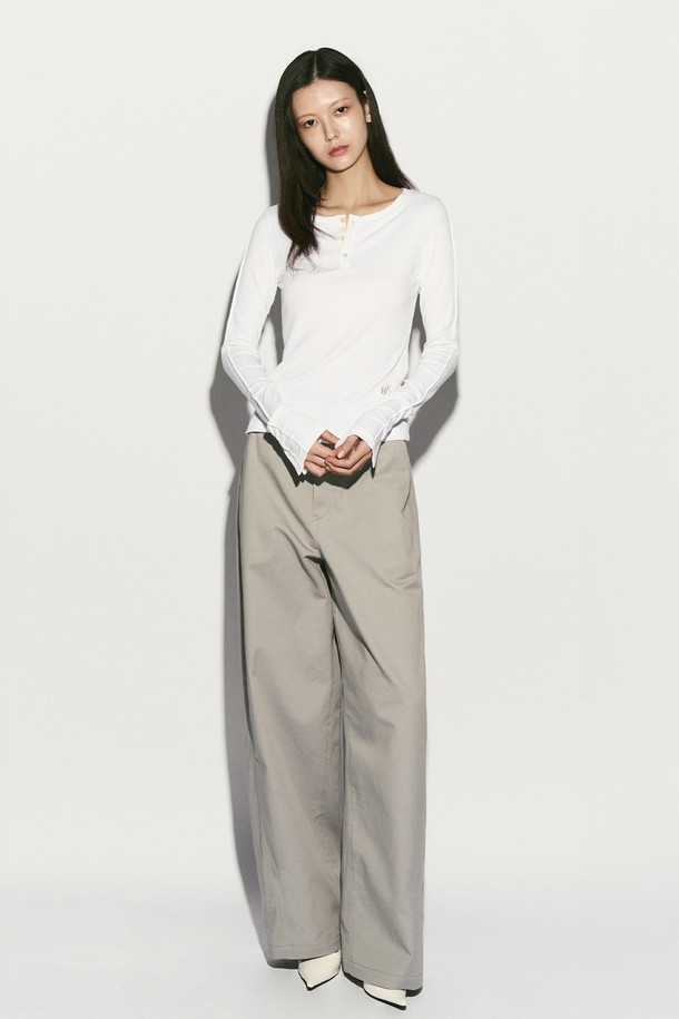 BELTED STRAIGHT LEG TROUSER ASH GRAY (벨티드 스트레이트 레그 트라우저 애쉬 그레이)는 여성 의류 바지입니다. 봄, 여름 시즌에 어울리는 애쉬 그레이 컬러의 면 소재 긴 바지로, 허리 벨트 디테일과 커브드 라인 옆선 절개가 특징입니다. 모던하고 트렌디한 스타일을 연출하며, 와이드핏과 스트레이트 핏이 혼합된 디자인입니다. 출근룩, 오피스룩, 데이트룩 등 다양한 TPO에 활용 가능하며, 미니멀, 클래식, 시크 스타일을 선호하는 분들께 적합합니다. 허리 서브 포켓 디테일과 Tone on Tone 버튼, 고밀도 면 치노 원단을 사용하여 고급스러움을 더했습니다.
