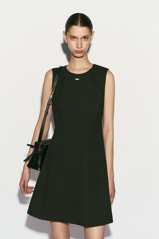 스퀘어 크로스바디 백 블랙은 부드러운 소가죽 소재로 제작되어 빈티지하면서도 클래식한 무드를 자아내는 여성용 크로스백입니다. 내부에는 오픈 포켓이 있어 실용성을 높였으며, 시그니처 로고 인쇄와 내부 로고 가죽 바인딩 디테일로 고급스러움을 더했습니다. 가방 모양은 사각형이며, 지퍼형 잠금 방식으로 소지품을 안전하게 보관할 수 있습니다. 길이 조절 가능한 스트랩으로 다양한 스타일 연출이 가능하며, 출근룩과 모임룩에 모두 잘 어울립니다. 모던하면서도 시크한 스타일을 추구하는 분들께 추천합니다.
