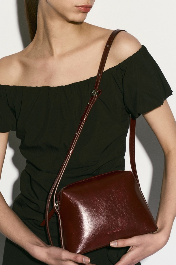 스퀘어 크로스백 버건디는 부드러운 소가죽 소재의 여성 크로스백입니다. 클래식하고 모던한 스타일로, 데이트룩이나 모임룩에 잘 어울립니다. 가방은 스몰 사이즈이며, 무지 패턴에 사각 모양으로 디자인되었습니다. 내부에는 오픈 포켓이 있어 수납이 용이하며, 지퍼형 잠금 방식으로 내용물을 안전하게 보호합니다. 빈티지한 가죽 질감과 로고 지퍼풀러, 내부 로고 가죽 바인딩으로 고급스러움을 더했습니다.
