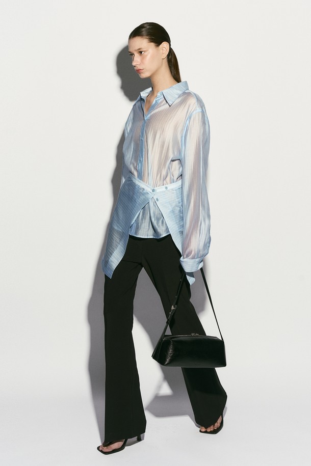 바게트 카우하이드 숄더백 블랙은 여성용 미디엄 사이즈 바게트백입니다. 소가죽 소재에 무지 패턴, 빈티지한 광택과 크랙 텍스처가 특징이며, 시그니처 로고 실링 루프와 내부 로고 가죽 바인딩으로 디자인 포인트를 더했습니다. 투웨이 지퍼 잠금 방식으로 편리하며, 내부 오픈 포켓과 조절 가능한 스트랩으로 실용성을 높였습니다. 클래식, 모던, 빈티지 스타일을 아우르며, 모임룩과 데이트룩에 잘 어울립니다.
