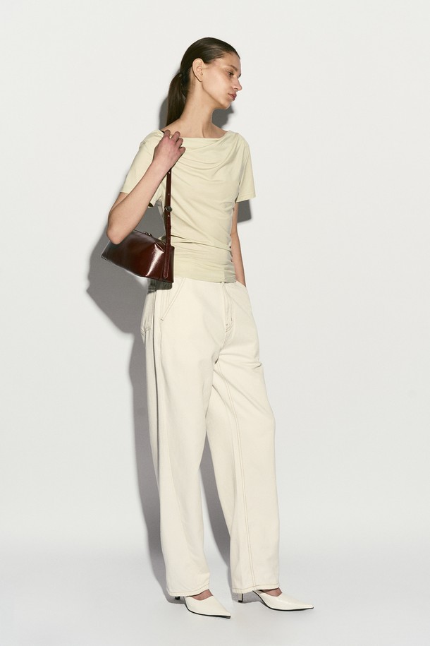 바게트 카우하이드 숄더백 버건디는 여성스러운 스타일을 완성하는 미디엄 사이즈의 가방입니다. 소가죽과 코튼 소재로 제작되었으며, 클래식, 빈티지, 모던 스타일을 모두 아우르는 디자인이 특징입니다. 숄더백 또는 크로스백으로 활용 가능하며, 투웨이 지퍼, 로고 지퍼풀러, 시그니처 로고 인쇄 등의 디테일로 고급스러움을 더했습니다. 내부 오픈 포켓과 길이 조절 스트랩으로 실용성을 높였으며, 데이트룩, 모임룩, 오피스룩 등 다양한 TPO에 잘 어울립니다. 미니멀하고 시크한 스타일을 선호하는 분들께 추천합니다.
