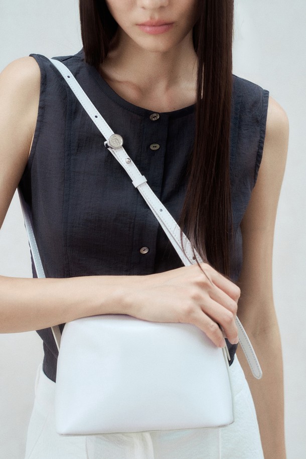 미스트 컬러의 SQUARE CROSSBODY BAG(스퀘어 크로스바디 백) MIST는 소가죽 소재의 여성용 크로스백입니다. 스몰 사이즈의 사각 쉐입으로, 빈티지하면서도 클래식한 디자인이 돋보입니다. 내부에는 오픈 포켓과 로고 가죽 바인딩이, 외부에는 지퍼 잠금 방식과 로고, 지퍼풀러, 로고 실링 루프 장식이 있습니다. 숄더/크로스 겸용으로 길이 조절이 가능하며, 데이트룩이나 오피스룩에 모던하면서도 시크한 스타일을 더해줍니다. 안감은 코튼 소재로 마감되었습니다.
